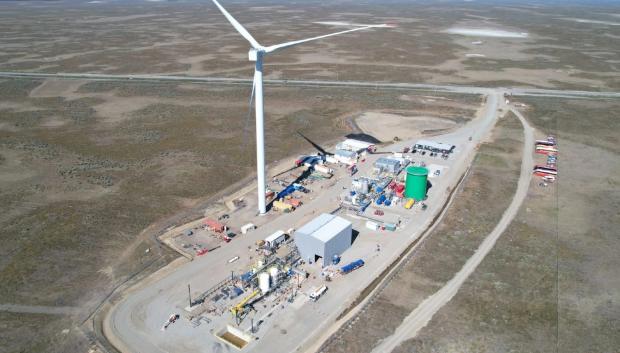 Imagen de la factoría chilena con el inmenso generador eólico