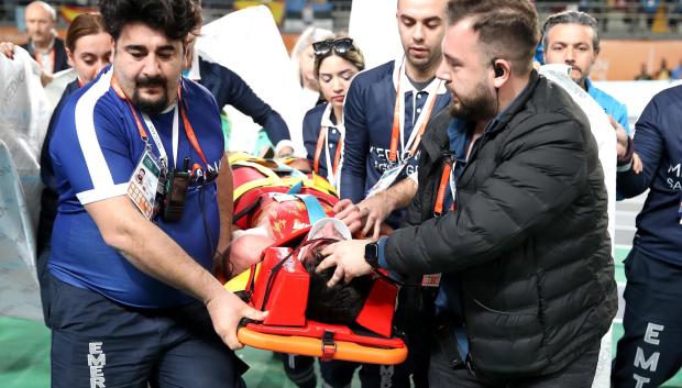 El atleta español Enrique Llopis ha tenido que ser evacuado en camilla