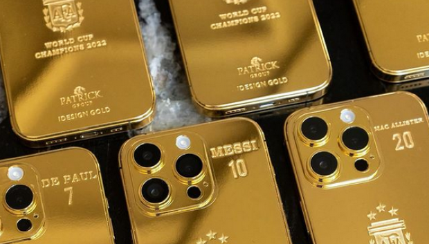 Modelos de iPhone 14 bañados en oro