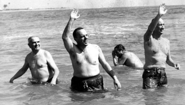 El ministro de Turismo de la época, Manuel Fraga, protagonizó la famosa foto bañándose en la playa de Quitapellejos, en Palomares, poco después del incidente