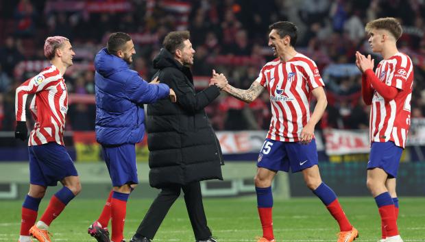 La plantilla del Atlético celebra la victoria ante el Sevilla junto a Simeone