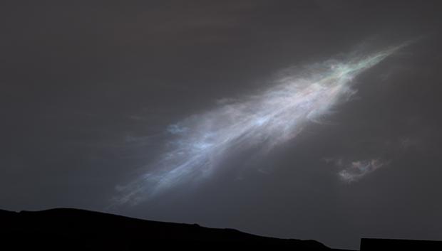Nube iridiscente con forma de pluma
