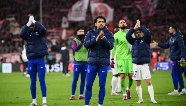 Los jugadores del PSG saludan a los aficionados desplazados a Múnich
