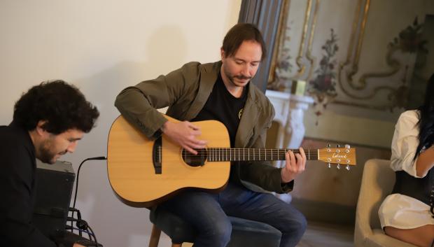 Sven Martín, tocando la guitarra