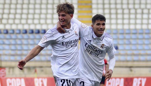 El centrocampista argentino del Real Madrid Nico Paz celebra con su compañero Yusi en un partido de la Copa del Rey juvenil