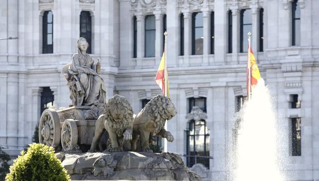 Fuente de Cibeles frente al Palacio de Cibeles, sede del Ayuntamiento de Madrid.