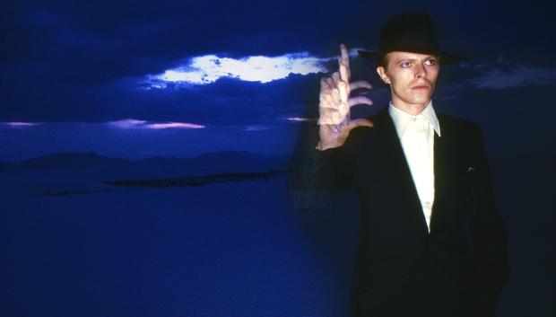 DAvid Bowie durante una sesión de fotografías con Brian Duffy en White Sands, donde se lanzó la primera bomba nuclear