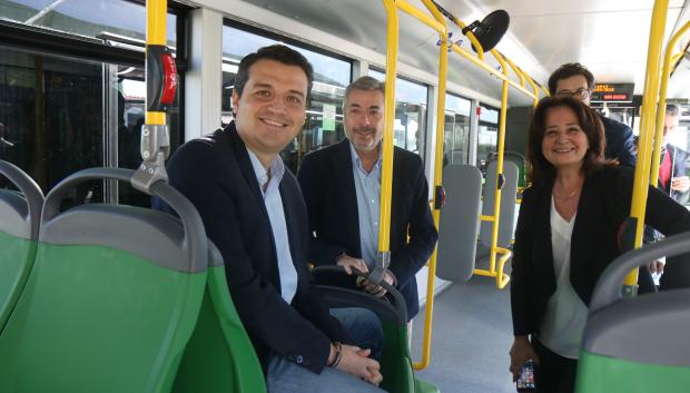 José María bellido, Miguel Ángel Torrico y Ana Tamayo, gerente, en el interior de uno de los nuevos autobuses