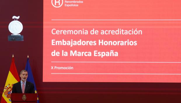 MADRID, 15/03/2023.- El rey Felipe interviene en el acto de entrega de las acreditaciones a la X Promoción de Embajadores Honorarios de la Marca España, este miércoles en el Palacio de El Pardo.EFE/ J.J.Guillen