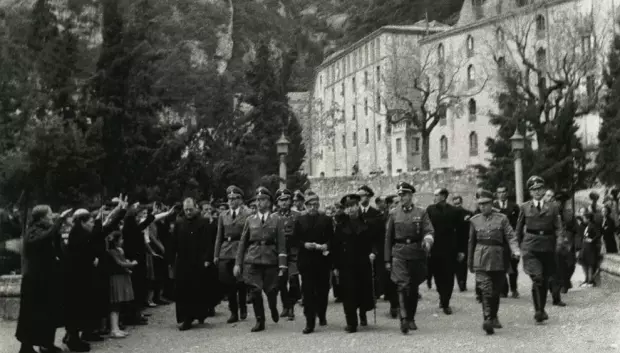 Himmler, en compañía de su séquito y algunos monjes de Montserrat