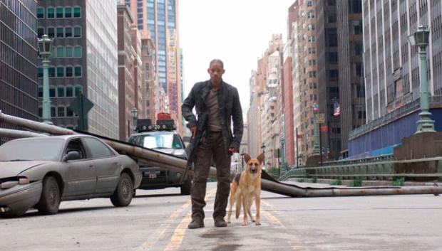 Will Smith junto a su perro en las calles desiertas de Nueva York en Soy Leyenda