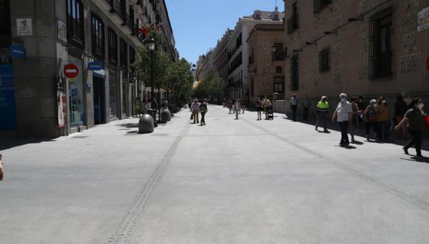 Calle Arenal tras la sustitución del adoquinado tradicional por un "pavimento descontaminante"