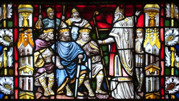 San Patricio se dirige a los reyes de Irlanda; vidriera de la Catedral de la Asunción en Carlow