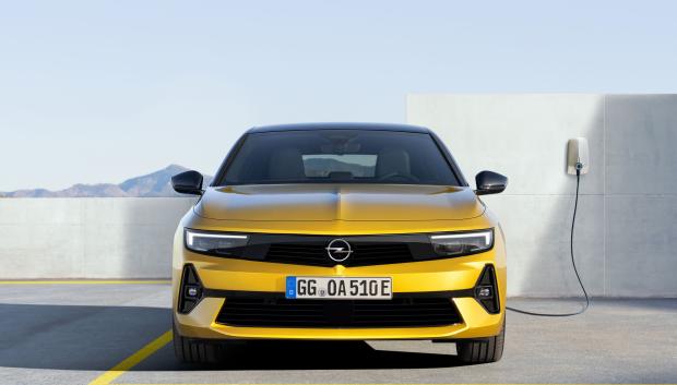 Opel Astra PHEV. Otra de las alternativas más atractivas y razonables en lo económico a la hora de comprarse un etiqueta Cero. Combina un motor gasolina de 150 caballos con otro eléctrico de 110, con una potencia conjunta de 180 caballos. Teien 60 kilómetros de autonomía eléctrica y cuesta 33.200 euros