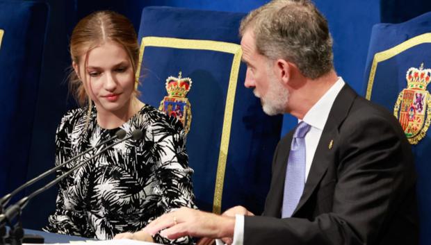 La Princesa Leonor junto al Rey en los premios Princesa de Asturias