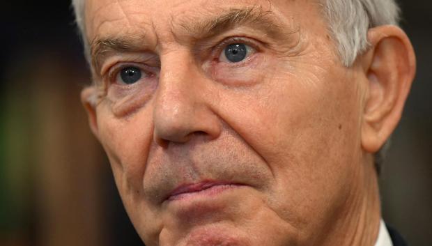 GRAF2305. LONDRES (REINO UNIDO), 18/03/2023.- Cuando se cumplen 25 años de la paz en Irlanda del Norte, el ex primer ministro británico Tony Blair, uno de sus principales artífices, alerta de que el Brexit ha puesto en peligro todo el proceso, que reivindica como "el mayor legado" de su década al frente del Reino Unido. "El desafío más inmediato a todo el proceso ha sido el Brexit, no hay manera de eludirlo", dice Blair en una entrevista exclusiva con EFE y otras tres agencias europeas en la sede del laboratorio de ideas que lleva su nombre. EFE/AFP Photo/Daniel Leal
