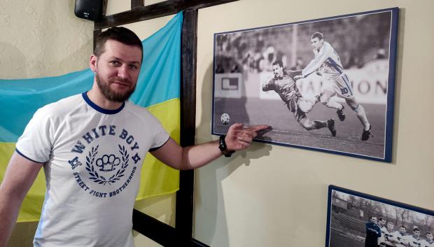Yaroslav Movchun, aficionado del Dinamo de Kiev (con foto de Shevchenko) que ahora está en la guerra