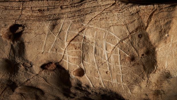 Más de un centenar de grabados prehistóricos inéditos han sido descubiertos en la Sala dels Gravats del sistema kárstico de la Cueva de la Vila