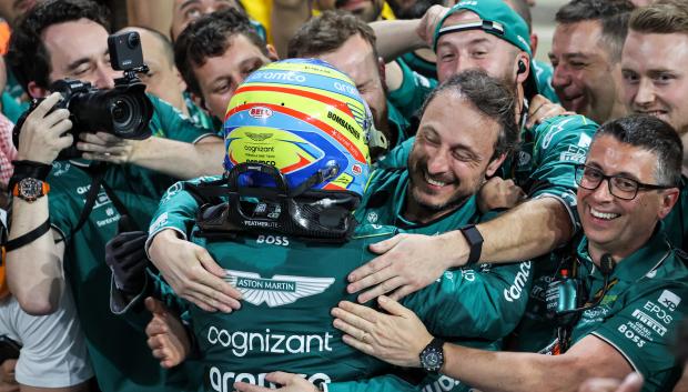 Fernando Alonso se abraza a sus mecánicos tras el podio en Arabia Saudí