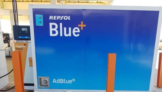 Surtidor de adBlue en gasolinera de Repsol