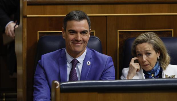 Pedro Sánchez sonríe ante el discurso de Abascal en la moción de censura