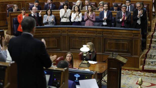 Los miembros del Gobierno aplauden la intervención del presidente del Gobierno, Pedro Sánchez