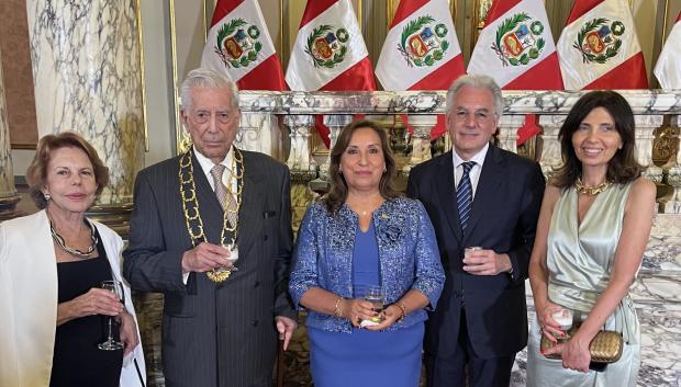 Mario Vargas Llosa, con su familia y la presidenta de Perú