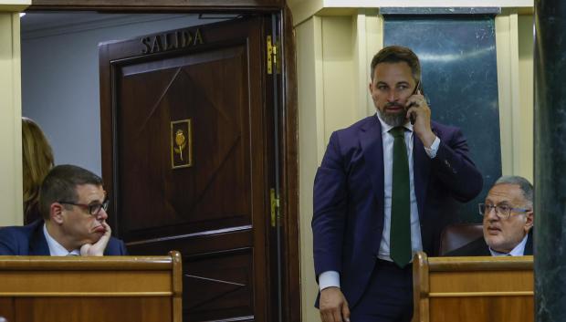 El líder de Vox Santiago Abascal conversando por teléfono durante el debate de la moción de censura