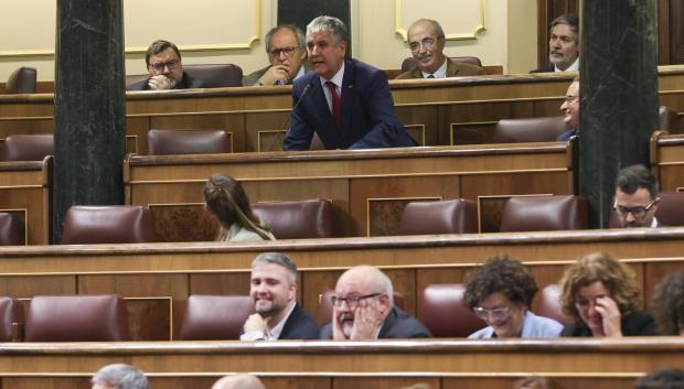 El diputado de VOX Juan Carlos Segura pide la palabra tras la intervención de Gabriel Rufián