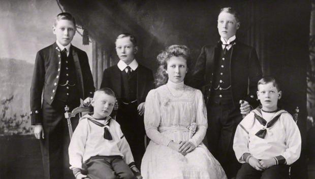 El príncipe Jorge (extrema derecha) con sus hermanos en 1912