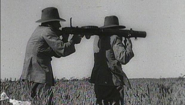 Soldados australianos apuntando una ametralladora Lewis
