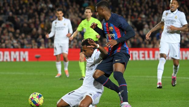 Ansu Fati en el último Clásico entre el Barcelona y el Real Madrid fights for the ball with Barcelona's Spanish forward Ansu Fati during the Spanish league football match between FC Barcelona and Real Madrid CF at the Camp Nou stadium in Barcelona on March 19, 2023. (Photo by LLUIS GENE / AFP)