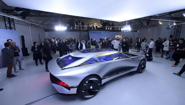 Exterior del Peugeot Inception Concept en su presentación en Europa