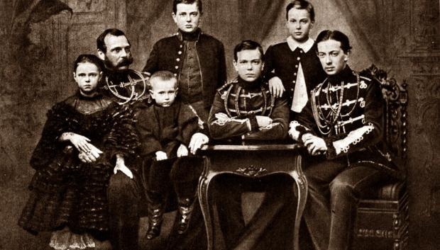 De izquierda a derecha: la gran duquesa María, el zar Alejandro II con el gran duque Sergio en su regazo, el gran duque Vladímir, el gran duque Alejandro sobre la mesa con los brazos cruzados, el gran duque Alekséi y el zarévich Nicolás