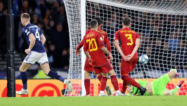 Scott McTominay anota su segundo gol en el partido entre Escocia y España