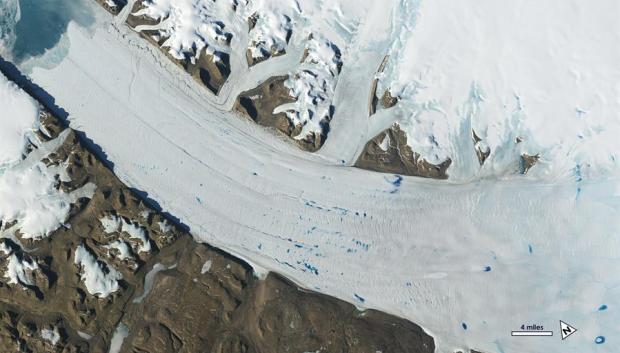 Lagos de agua de deshielo que se forman en la superficie del glaciar Petermann de Groenlandia