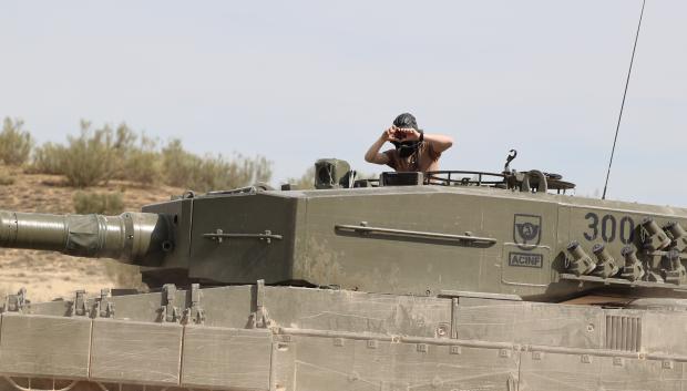 Un militar ucraniano subido a uno de los carros de combate Leopard 2A4 durante la presentación de la formación de las Fuerzas Armadas españolas a militares ucranianos, en el Centro de Adiestramiento de San Gregorio, a 13 de marzo de 2023, en Zaragoza, Aragón (España). Las Fuerzas Armadas españolas adiestrarán a 55 soldados ucranianos en el manejo de los carros de combate Leopard 2A4. Se trata de un modelo que España se ha comprometido a mandar a Ucrania una vez se complete la recuperación de estos vehículos blindados, que están aparcados en un garaje del centro logístico de Casetas (Zaragoza) desde hace una década y que exigen una inspección técnica profunda. Este entrenamiento se engloba dentro de la Misión de Entrenamiento de la UE.
13 MARZO 2023;ZARAGOZA;ARAGÓN;MILITARES UCRANIANOS;COMBATE LEOPARD
Fabián Simón / Europa Press
13/3/2023
