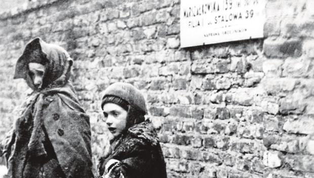 Dos niñas en el gueto de Varsovia