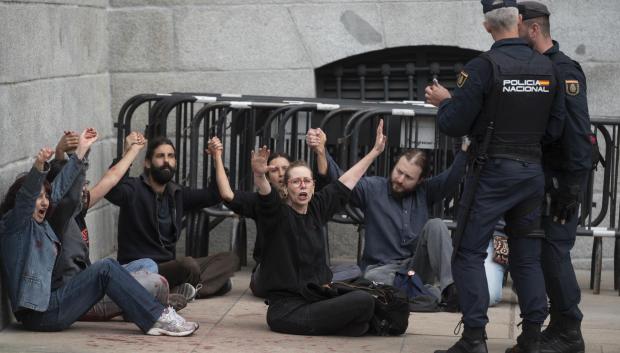 Efectivos de la Policía Nacional detienen a unos activistas de Rebelión Científica