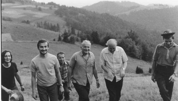 Karol Wojtyła (en 1972, años antes su elección como Juan Pablo II) y Franciszek Blachnicki camino a la cima de la montaña donde se celebró la Santa Misa durante el día de la comunidad del oasis