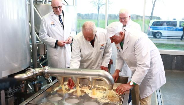 El Rey Carlos ha sembrado la preocupación con sus manos en una fábrica de quesos ecológica alemana