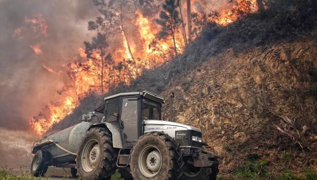 Un tractor en el incendio de los concejos de Valdes y Tineo