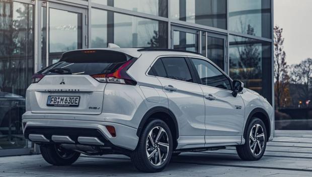 Mitsubishi Eclipse Cross. EL fabricante japonés  nos propone una de las opciones menos conocidas pero más atractivas de la selección. En este caso dispone de un motor de 190 caballos, combina un motor gasolina con dos elétricos para tener tracción integral, homologa 45 kilómetros de autonomía eléctrica y un consumo final de gasolina de 2 litros a los 100 kilómetros. Cuesta 33.900 euros