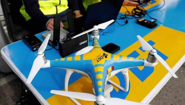 Los operadores del dron en tierra lo manejan con dos ordenadores