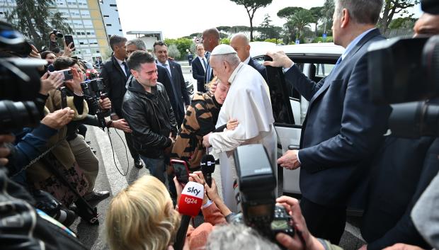 El Papa consuela a un matrimonio a las puertas del hospital tras recibir el alta