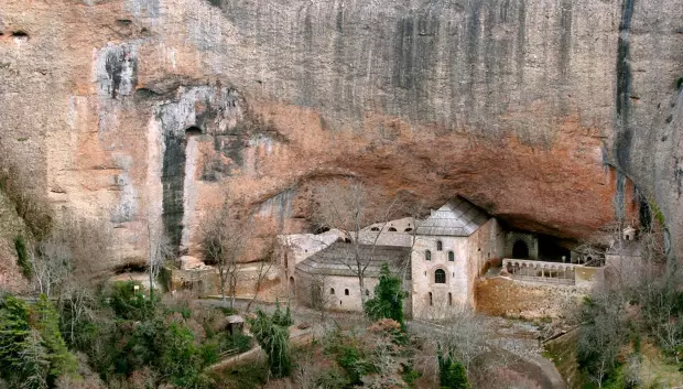 El Monasterio de San Juan de la Peña se encuentra en Botaya, al suroeste de Jaca, Huesca