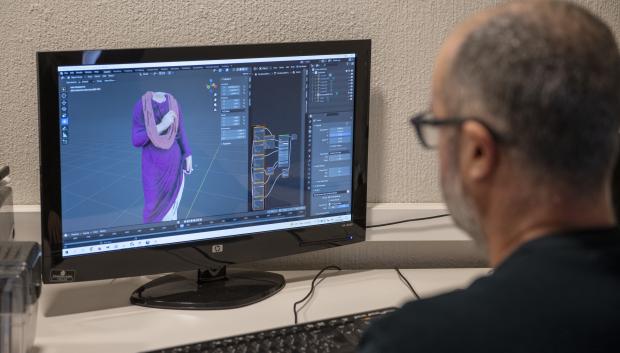 El director del Museo Arqueológico de Linares, Francisco Arias, realiza en un ordenador pruebas de color en el manto, según los pigmentos hallados en la Dama de Cástulo