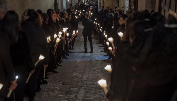 TOLEDO, 01/04/2023.- Primera procesión de la Semana Santa toledana, la de la Cofradía de Nuestra Señora de la Soledad, declarada de interés turístico internacional, este sábado. EFE/Ismael Herrero