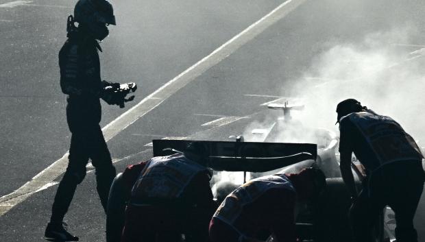 El coche de Russell, que se puso primero en la primera vuelta, se incendió en Australia