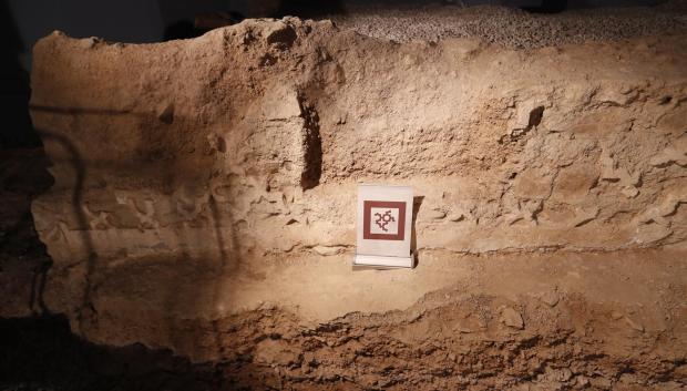 Vista de la zona arqueológica que alberga los restos de dos mezquitas funerarias de la época musulmana, descubiertas hace 30 años en el sótano de un edificio de viviendas en Málaga, y que serán inauguradas hoy lunes por el alcalde de la ciudad. EFE/ Jorge Zapata